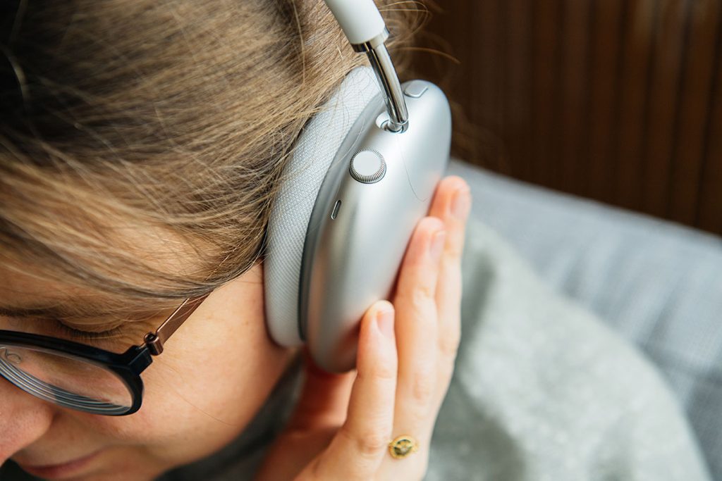 woman listening with her noise cancelling headphones